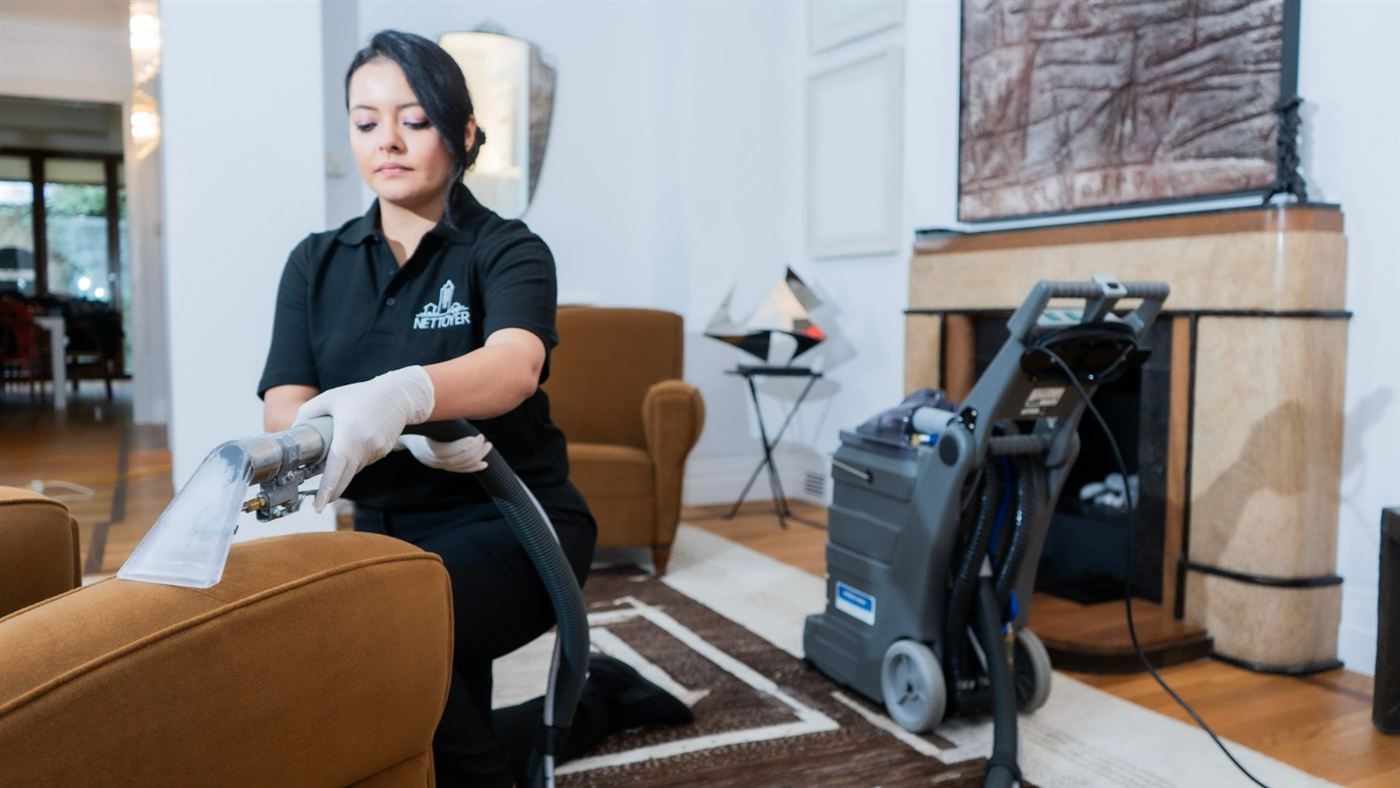 Nettoyer operative deep-cleaning upholstery
